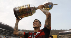 Pedro (Flamengo) com taça da libertadores
