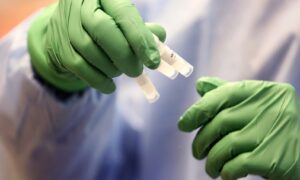 Nos EUA, injeção de anticorpos sai do mercado por “não funcionar mais” para Covid