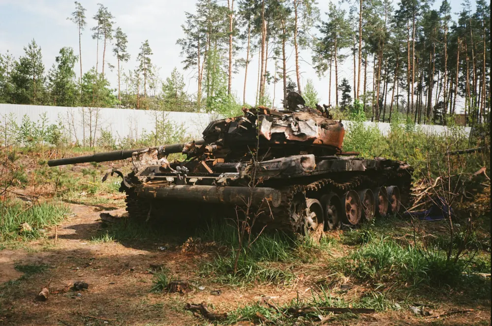 Tanque destruído na cidade de Bucha, na Ucrânia. 