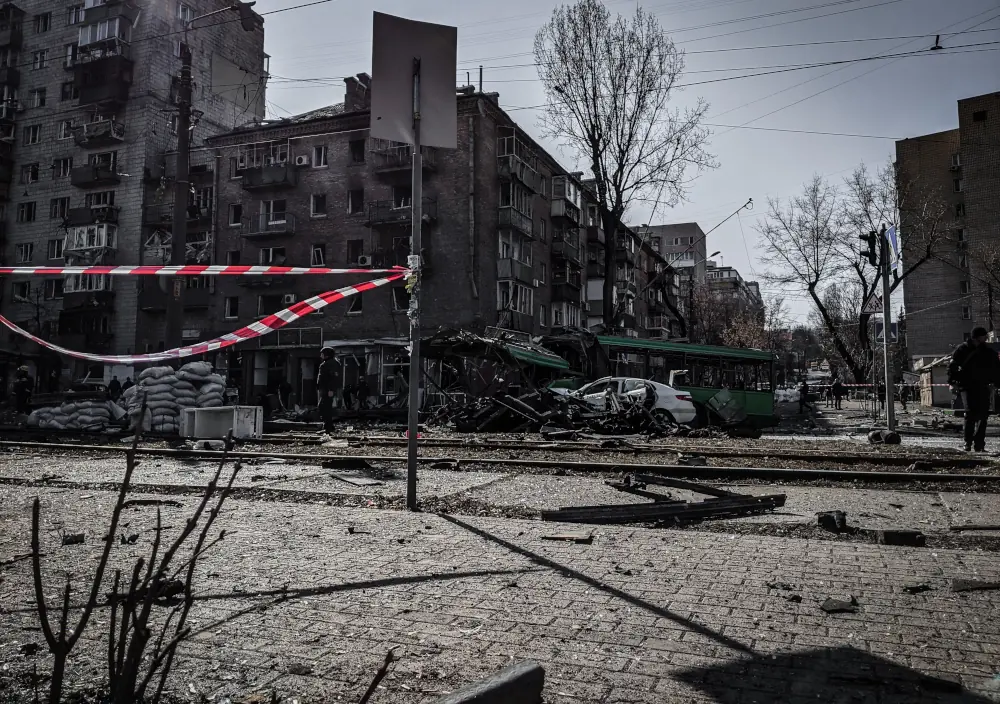Região residencial em Kiev, após ataques russos.