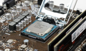 Microsoft e Intel são acusadas de retomar atualizações em PCs da Rússia