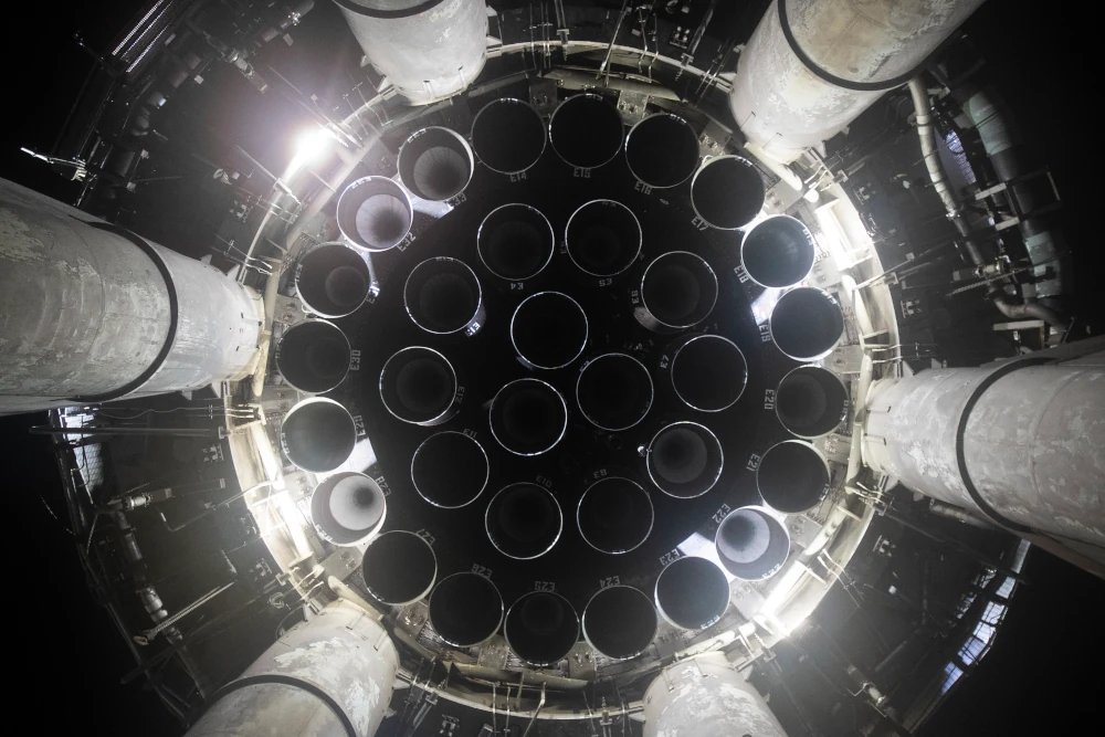 Detalhe dos 33 motores do foguete Starship.