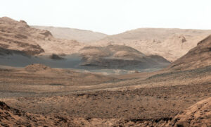 NASA encontra evidências de antigo lago com ondas em Marte