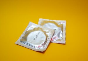 Anvisa suspende lotes de preservativos masculinos; como é feito o teste do estouro