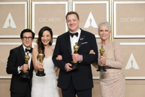 “Tudo em Todo Lugar ao Mesmo Tempo” faz história no Oscar 2023; veja vencedores, shows e mais