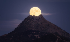 Foto da Lua sendo "expelida" por montanha é eleita uma das melhores do ano pela Forbes