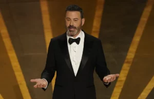 Jimmy Kimmel faz piada em referência ao tapa de Will Smith no Oscar 2023