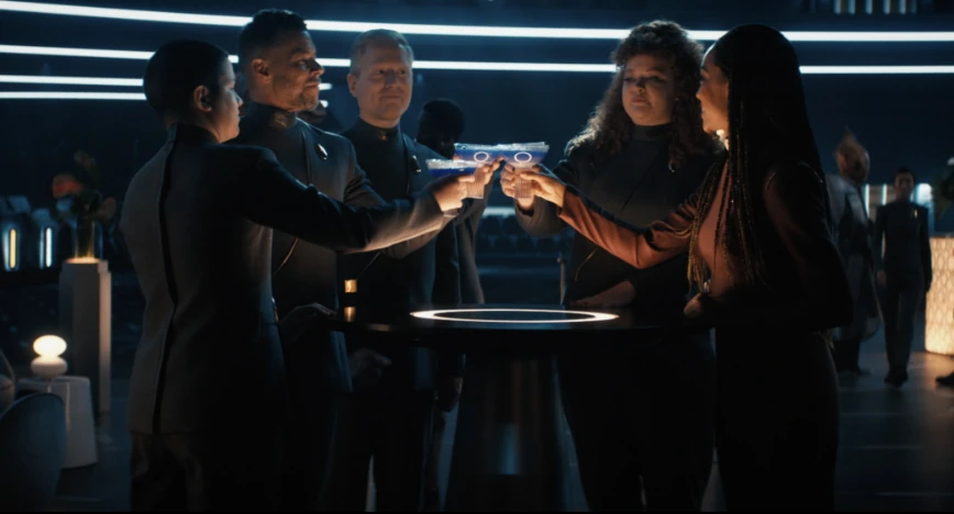 Parte do elenco da série "Star Trek: Discovery", em cena durante a temporada final.