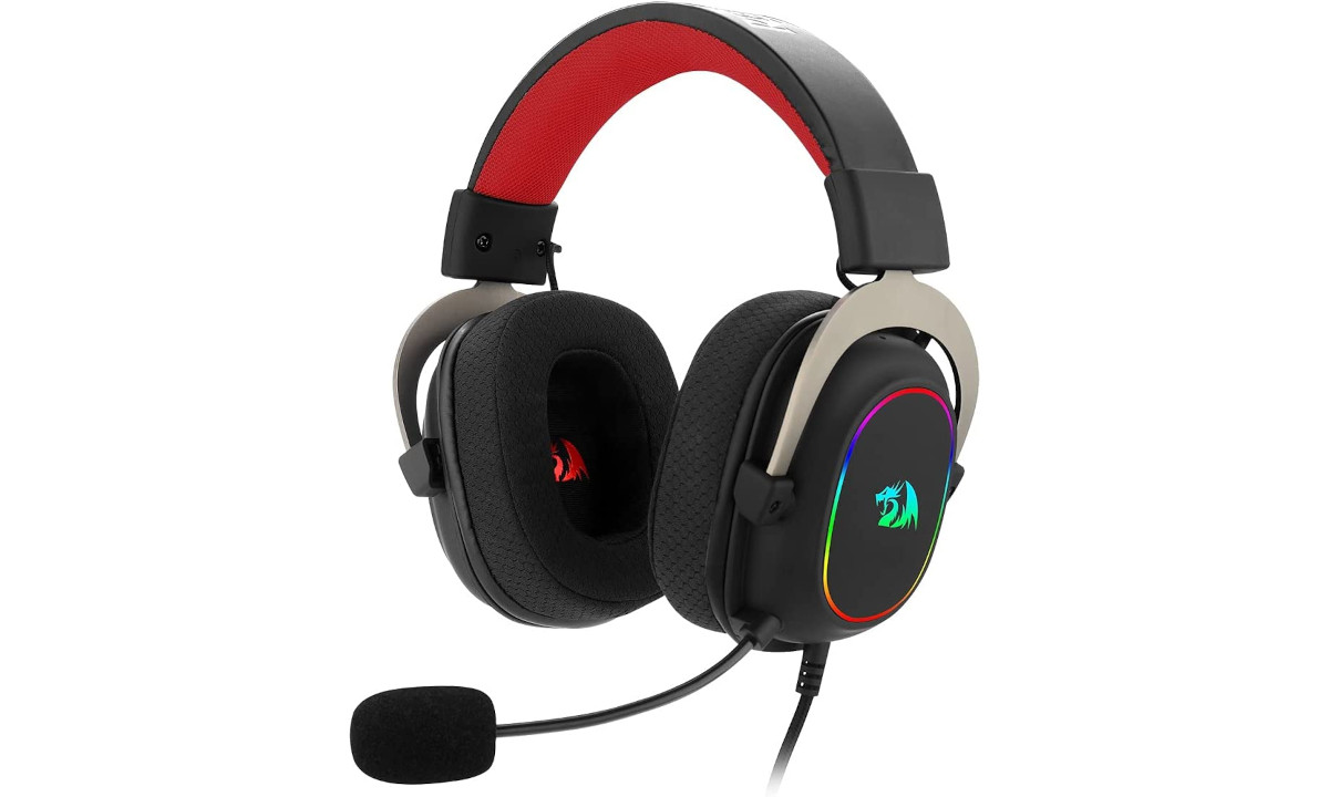 Headset Redragon com RGB e microfone por R$ 321 na Amazon