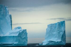 Derretimento da Antártica desacelera corrente oceânica dramaticamente, diz relatório