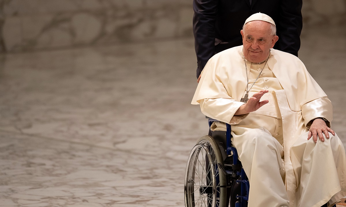 Papa Francisco deve ficar internado por "alguns dias" com infecção respiratória
