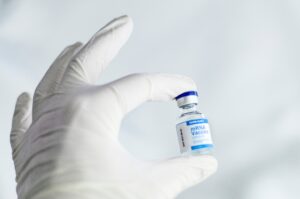 Vacina bivalente começa a ser oferecida para gestantes e puérperas
