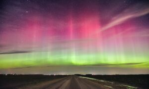 Tempestade eletromagnética deixa céu multicolorido na América do Norte