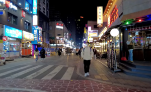 Ao vivo: canal do YouTube mostra pessoas andando nas ruas ao redor do mundo
