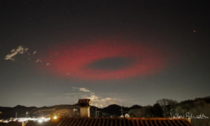 Fenômeno raro chamado ELVE forma anel de vermelho gigante no céu da Itália
