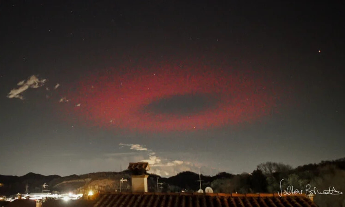 Fenômeno raro chamado ELVE forma anel de vermelho gigante no céu da Itália