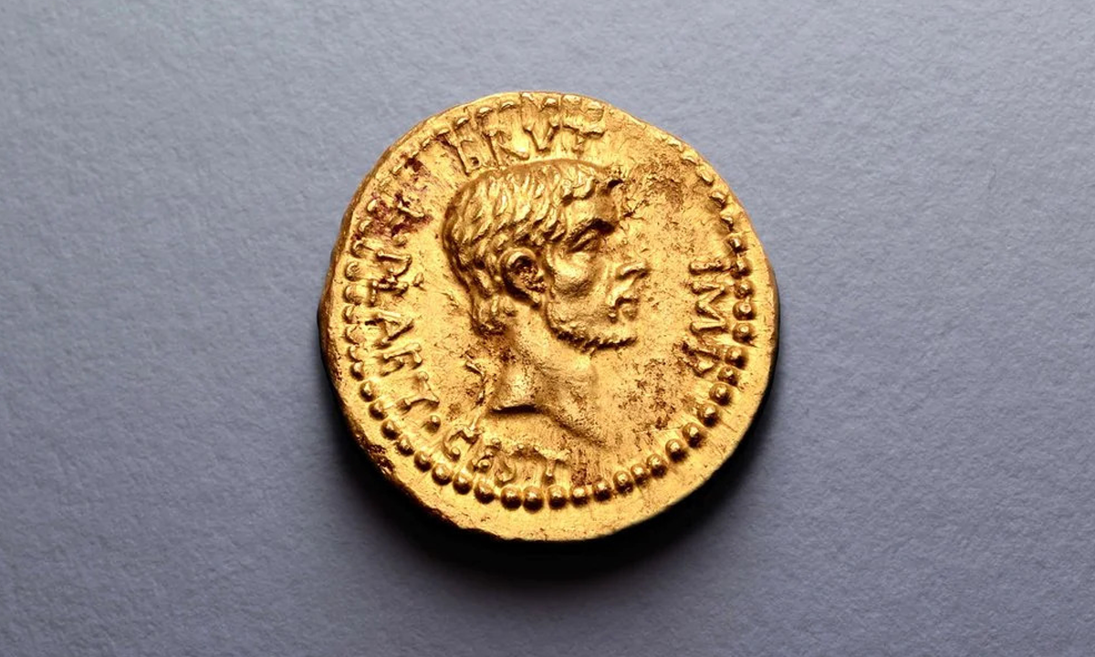 Rara moeda de ouro de Brutus comemorando morte de Júlio César volta à Grécia