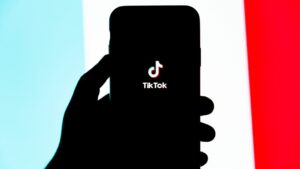 O Reino Unido multou a plataforma de conteúdos TikTok