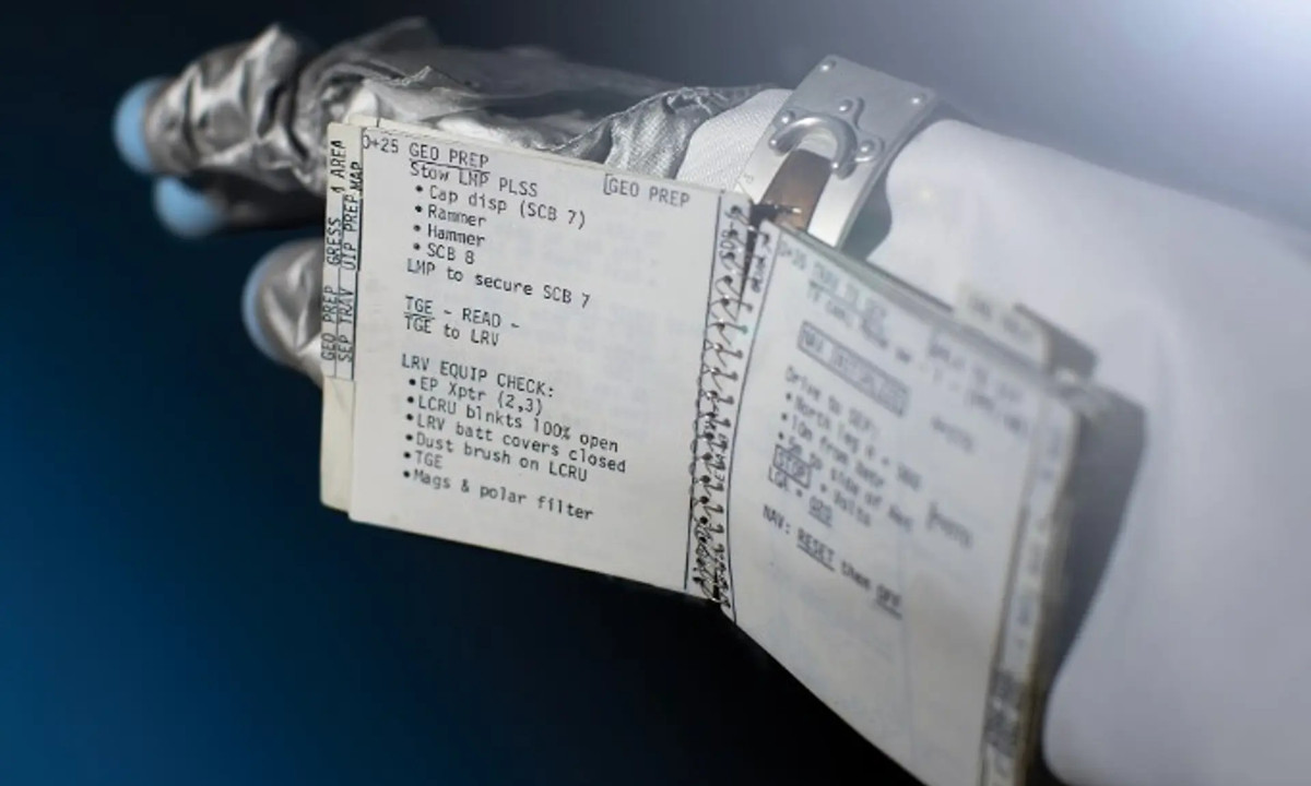 Caderneta da Apollo 17 suja de poeira lunar é leiloada por US$ 745 mil