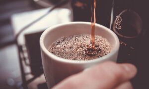 Café expresso pode prevenir o Alzheimer? Estudo mostra que sim