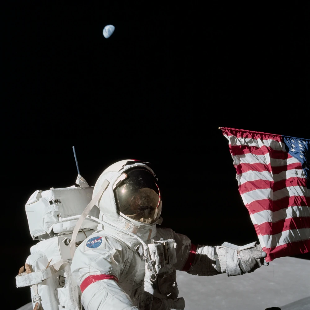 Foto de Eugene Cernan na superfície da Lua com a caderneta presa ao seu pulso.