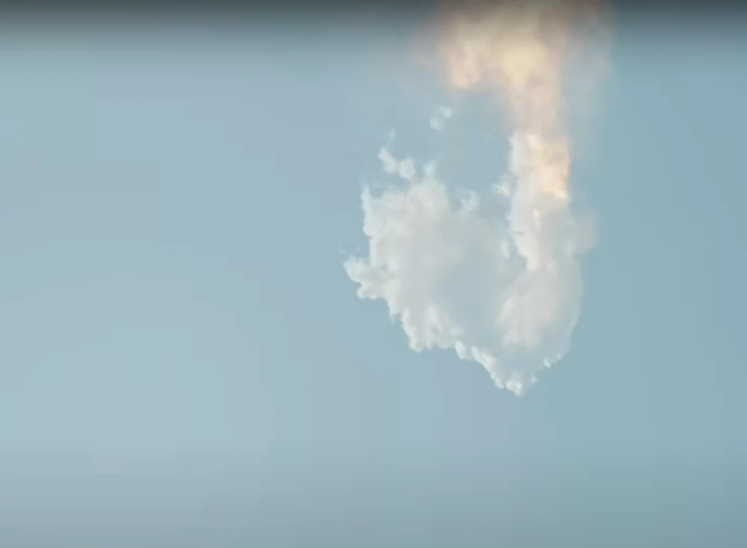 Momento da explosão da Starhip, durante o seu primeiro teste orbital. 