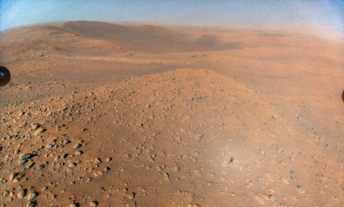Foto do Ingenuity surpreende com céu azul em Marte; saiba como é possível