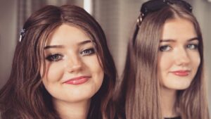 Na Escócia, jovem sente sintomas da irmã gêmea com câncer apesar de não estar doente