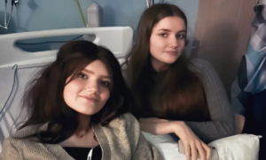 Na Escócia, jovem sente sintomas da irmã gêmea com câncer apesar de não estar doente