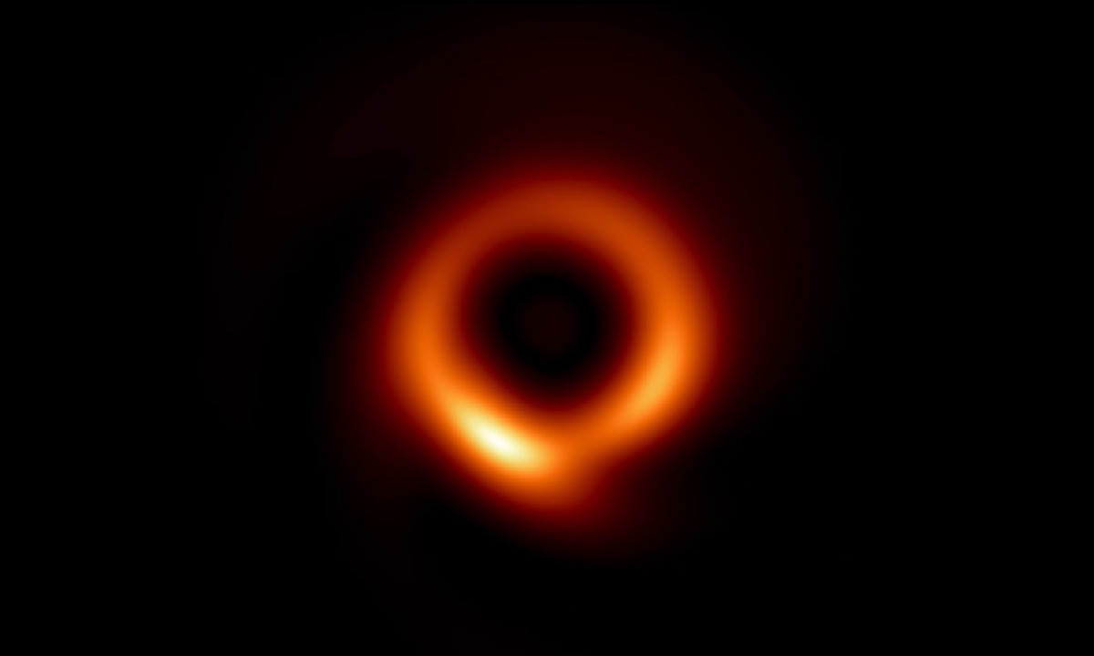 Imagem histórica de buraco negro fica mais nítida graças à IA