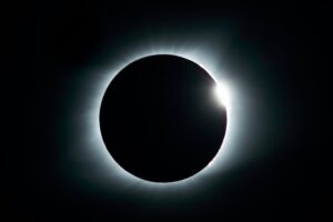 Eclipse solar híbrido
