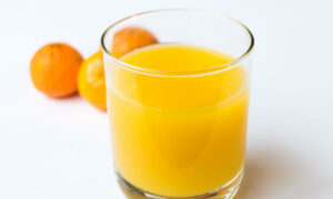 Suco de laranja ajuda a equilibrar microbiota de pacientes obesos, aponta estudo