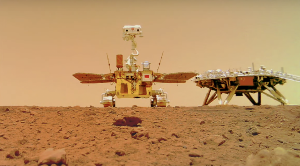 rover Zhurong em Marte. atrás, seu módulo de pouso