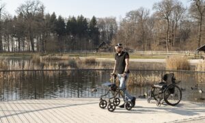 Interface cérebro-espinha faz homem paralisado andar por conta própria