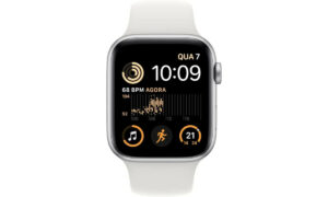 Apple Watch prateado com pulseira esportiva está mais barato na Amazon