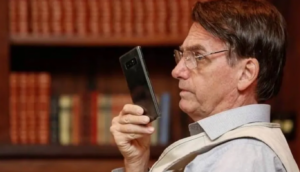 Bolsonaro tem celular apreendido pela PF