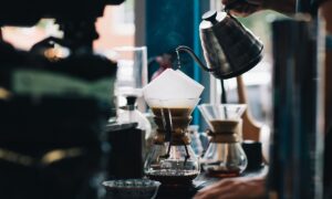 Com cafeína ou sem? Estudo acompanha 100 bebedores de café e mostra efeitos