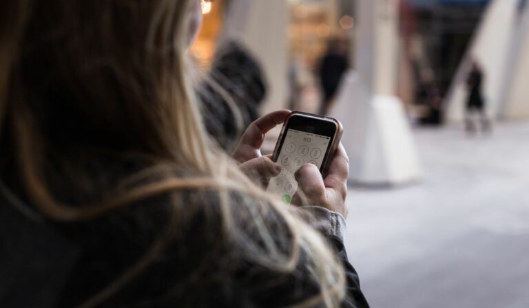 O que é "phubbing" no celular e como ele está destruindo casamentos