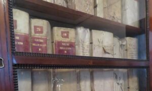 Livros históricos encharcados são congelados para serem salvos na Itália