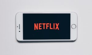 Chegou a conta da greve de Hollywood: Netflix planeja aumento de preços