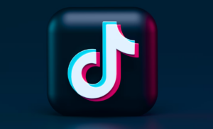Após música e posts de texto, TikTok agora quer app de podcast