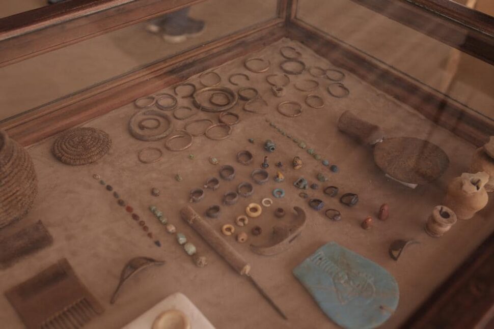 artefatos encontrados nas oficinas de mumificação