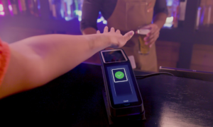 Amazon inclui checagem de idade em scanner que lê mão para pagamentos
