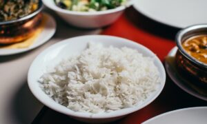 Precisa lavar o arroz antes de cozinhar? Veja o que diz a ciência