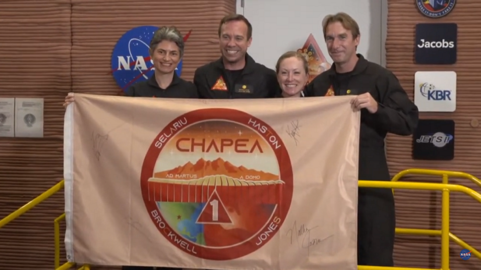 Equipe da CHAPEA 1 minutos antes de entrar no espaço que simula uma base em Marte.