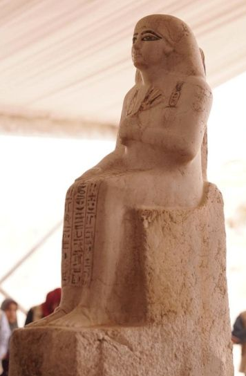 estátua encontrada saqqara próxima às oficinas de mumificação