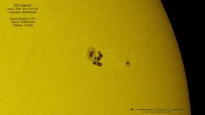 Fotógrafo registra momento exato em que a ISS atravessa o Sol