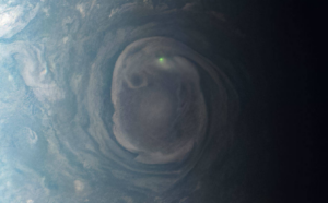 Júpiter tem nuvens com raios verdes; confira em nova imagem da NASA
