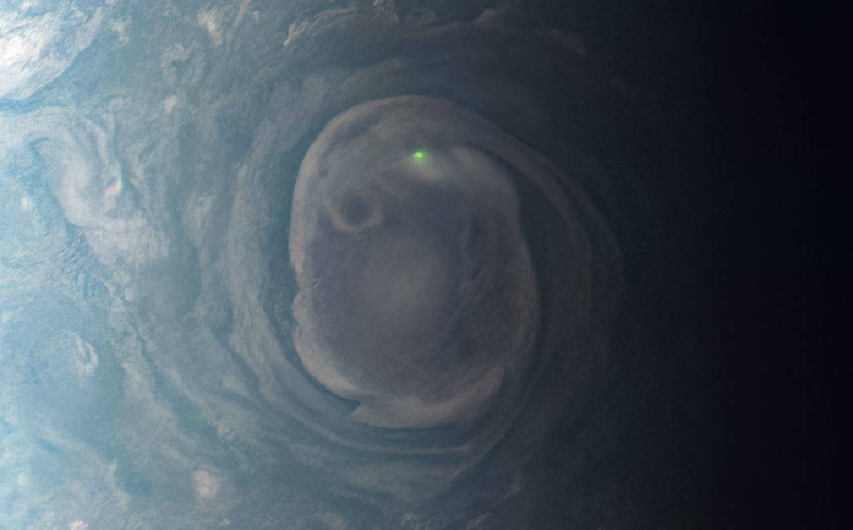Júpiter tem nuvens com raios verdes; confira em nova imagem da NASA