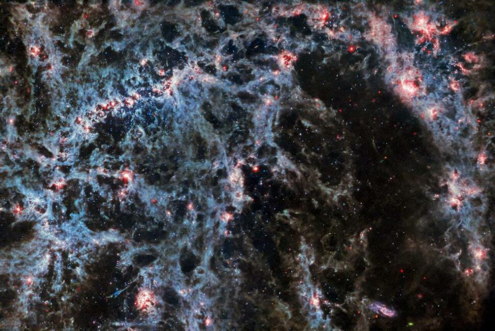 Imagem da galáxia NGC 5068 gerada pelo instrumento MIRI do James Webb.